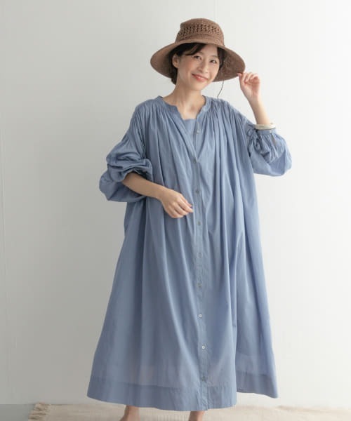 URBAN RESEARCH DOORS（アーバンリサーチドアーズ）の「コットンボイルギャザーワンピース（ワンピース・レディース・ブルー/オフホワイト/ブラック・MEDIUM/SMALL）」の3枚目の写真