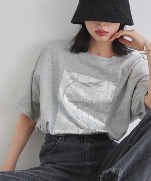 LIAN(リアン)の「箔プリントオーバーサイズT(Tシャツ/カットソー・レディース・ホワイト×シルバー/ブラック×シルバー/シルバーグレー・FREE)」の3枚目の写真