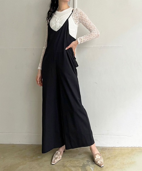 Jewelobe（ジュエローブ）の「バックフリルキャミサロペット（サロペット/オーバーオール・レディース・ベージュ/ブラック/カーキ・FREE）」の2枚目の写真