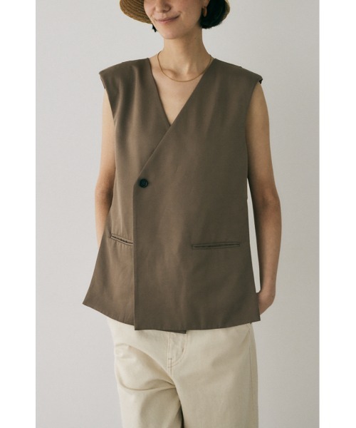 M_(エムアンダーバー)の「原料の一部にリサイクルポリエステルを使用した程よい光沢感と落ち感が美しいレーヨン混ベスト(ベスト・レディース・ブラック/ダークグレー/ライトブラウン・FREE)」の1枚目の写真