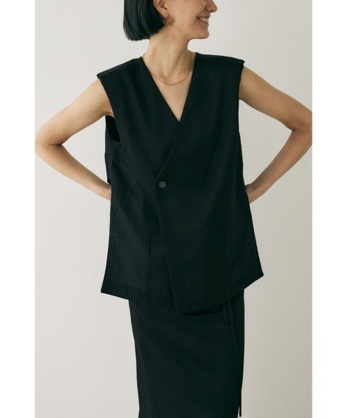 M_(エムアンダーバー)の「原料の一部にリサイクルポリエステルを使用した程よい光沢感と落ち感が美しいレーヨン混ベスト(ベスト・レディース・ブラック/ダークグレー/ライトブラウン・FREE)」の4枚目の写真