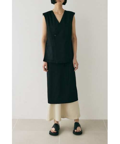 M_(エムアンダーバー)の「原料の一部にリサイクルポリエステルを使用した程よい光沢感と落ち感が美しいレーヨン混ベスト(ベスト・レディース・ブラック/ダークグレー/ライトブラウン・FREE)」の5枚目の写真