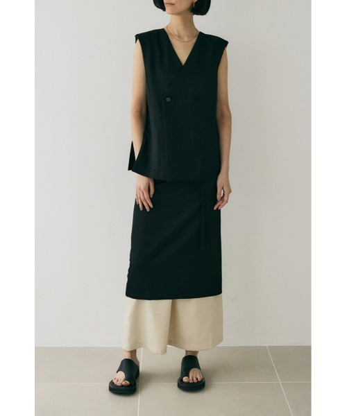 M_(エムアンダーバー)の「原料の一部にリサイクルポリエステルを使用した程よい光沢感と落ち感が美しいレーヨン混ベスト(ベスト・レディース・ブラック/ダークグレー/ライトブラウン・FREE)」の6枚目の写真