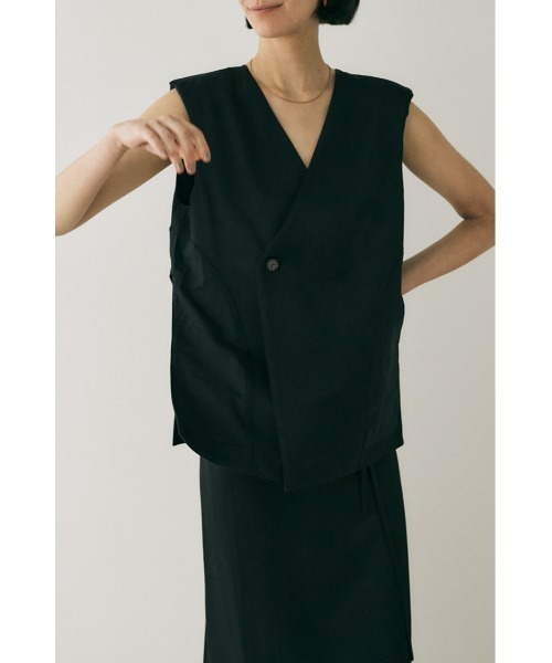 M_(エムアンダーバー)の「原料の一部にリサイクルポリエステルを使用した程よい光沢感と落ち感が美しいレーヨン混ベスト(ベスト・レディース・ブラック/ダークグレー/ライトブラウン・FREE)」の7枚目の写真