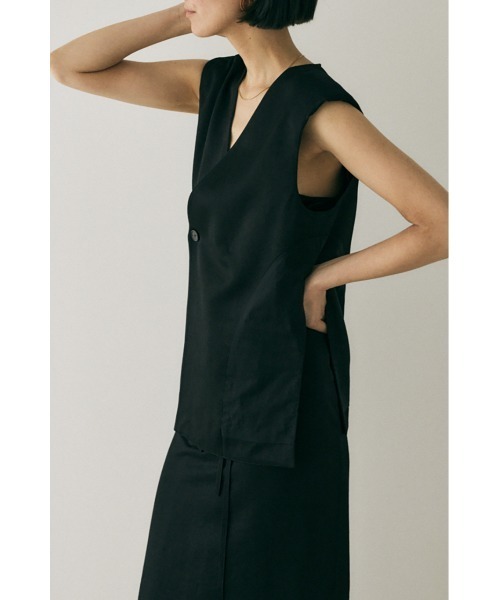 M_(エムアンダーバー)の「原料の一部にリサイクルポリエステルを使用した程よい光沢感と落ち感が美しいレーヨン混ベスト(ベスト・レディース・ブラック/ダークグレー/ライトブラウン・FREE)」の8枚目の写真