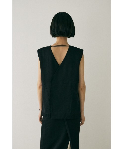 M_(エムアンダーバー)の「原料の一部にリサイクルポリエステルを使用した程よい光沢感と落ち感が美しいレーヨン混ベスト(ベスト・レディース・ブラック/ダークグレー/ライトブラウン・FREE)」の11枚目の写真