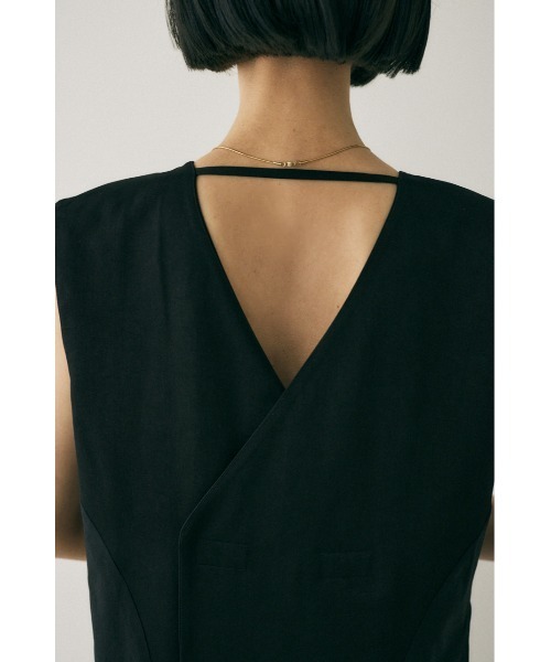 M_(エムアンダーバー)の「原料の一部にリサイクルポリエステルを使用した程よい光沢感と落ち感が美しいレーヨン混ベスト(ベスト・レディース・ブラック/ダークグレー/ライトブラウン・FREE)」の13枚目の写真