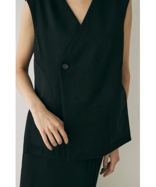 M_(エムアンダーバー)の「原料の一部にリサイクルポリエステルを使用した程よい光沢感と落ち感が美しいレーヨン混ベスト(ベスト・レディース・ブラック/ダークグレー/ライトブラウン・FREE)」の14枚目の写真