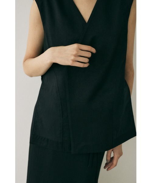 M_(エムアンダーバー)の「原料の一部にリサイクルポリエステルを使用した程よい光沢感と落ち感が美しいレーヨン混ベスト(ベスト・レディース・ブラック/ダークグレー/ライトブラウン・FREE)」の15枚目の写真