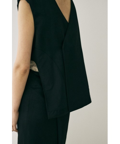 M_(エムアンダーバー)の「原料の一部にリサイクルポリエステルを使用した程よい光沢感と落ち感が美しいレーヨン混ベスト(ベスト・レディース・ブラック/ダークグレー/ライトブラウン・FREE)」の16枚目の写真