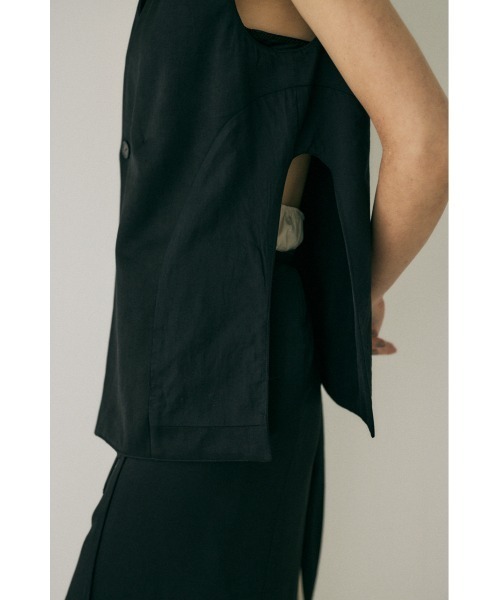 M_(エムアンダーバー)の「原料の一部にリサイクルポリエステルを使用した程よい光沢感と落ち感が美しいレーヨン混ベスト(ベスト・レディース・ブラック/ダークグレー/ライトブラウン・FREE)」の17枚目の写真