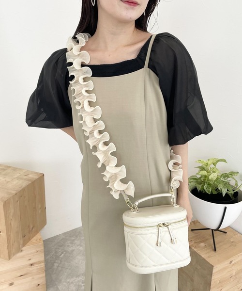 mysty woman（ミスティウーマン）の「【MiO企画】フリルホイップスマホショルダー 131433（スマホグッズ・レディース・ブラック/ブラウン/グレー/ピンク/アイボリー・FREE）」の2枚目の写真