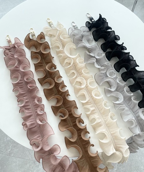 mysty woman（ミスティウーマン）の「【MiO企画】フリルホイップスマホショルダー 131433（スマホグッズ・レディース・ブラック/ブラウン/グレー/ピンク/アイボリー・FREE）」の6枚目の写真