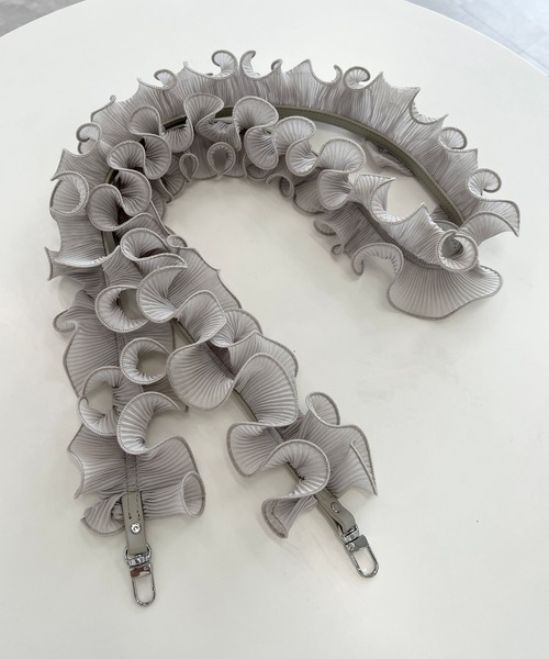 mysty woman（ミスティウーマン）の「【MiO企画】フリルホイップスマホショルダー 131433（スマホグッズ・レディース・ブラック/ブラウン/グレー/ピンク/アイボリー・FREE）」の15枚目の写真