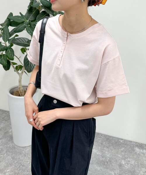 fredy emue（フレディエミュ）の「シルケット袖口 ロールTシャツ（Tシャツ/カットソー・レディース・ピンク/グレイッシュブルー/オフホワイト/チャコールグレー/グレイッシュベージュ・38）」の5枚目の写真