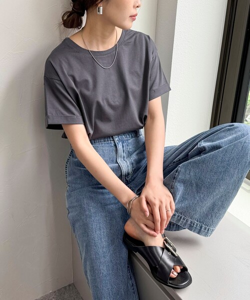 fredy emue（フレディエミュ）の「シルケット袖口 ロールTシャツ（Tシャツ/カットソー・レディース・ピンク/グレイッシュブルー/オフホワイト/チャコールグレー/グレイッシュベージュ・38）」の2枚目の写真