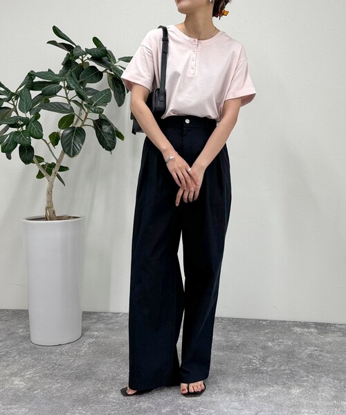 fredy emue（フレディエミュ）の「シルケット袖口 ロールTシャツ（Tシャツ/カットソー・レディース・ピンク/グレイッシュブルー/オフホワイト/チャコールグレー/グレイッシュベージュ・38）」の20枚目の写真