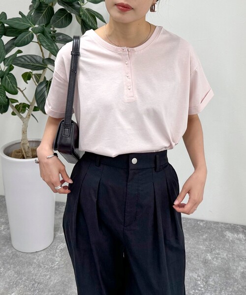 fredy emue（フレディエミュ）の「シルケット袖口 ロールTシャツ（Tシャツ/カットソー・レディース・ピンク/グレイッシュブルー/オフホワイト/チャコールグレー/グレイッシュベージュ・38）」の21枚目の写真