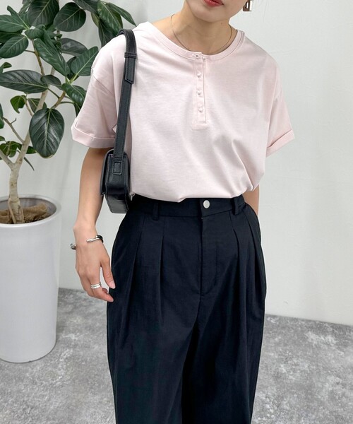 fredy emue（フレディエミュ）の「シルケット袖口 ロールTシャツ（Tシャツ/カットソー・レディース・ピンク/グレイッシュブルー/オフホワイト/チャコールグレー/グレイッシュベージュ・38）」の22枚目の写真