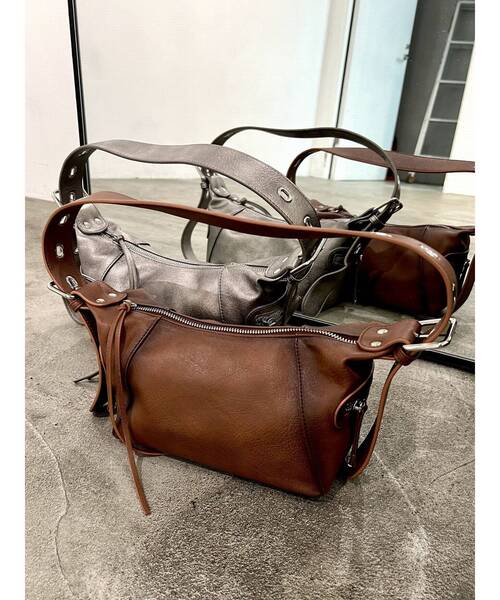 EMODA(エモダ)の「ワイドショルダースクエアバッグ(ハンドバッグ・レディース・ブラック/シルバー/キャメル・FREE)」の3枚目の写真