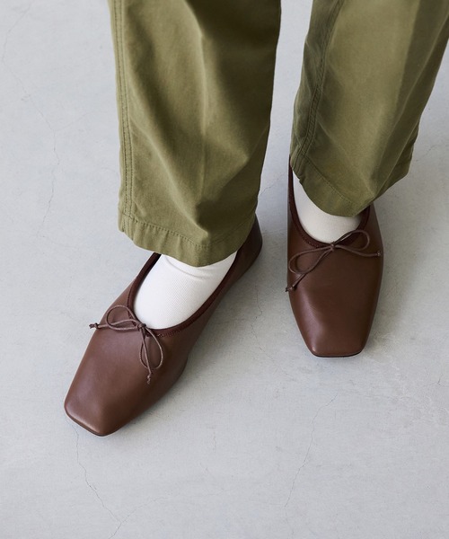 welleg（ウェレッグ）の「甲深 スクエアトゥ リボン バレエシューズ（バレエシューズ・レディース・アイボリー/ブラウン/ブラック・26.0cm/21.5cm/22.0cm/24.5cm/25.5cm/26.5cm/23.0cm/24.0cm/25.0cm/22.5cm/23.5cm）」の3枚目の写真