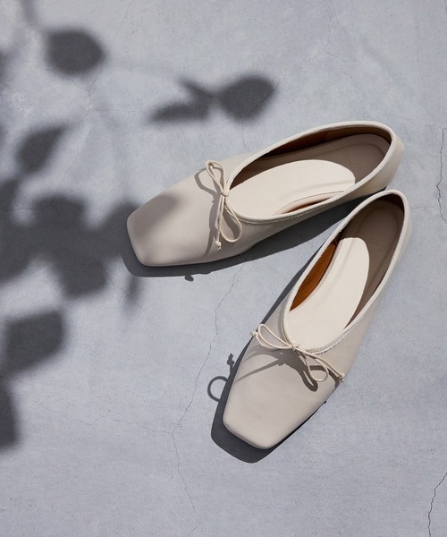 welleg（ウェレッグ）の「甲深 スクエアトゥ リボン バレエシューズ（バレエシューズ・レディース・アイボリー/ブラウン/ブラック・26.0cm/21.5cm/22.0cm/24.5cm/25.5cm/26.5cm/23.0cm/24.0cm/25.0cm/22.5cm/23.5cm）」の2枚目の写真