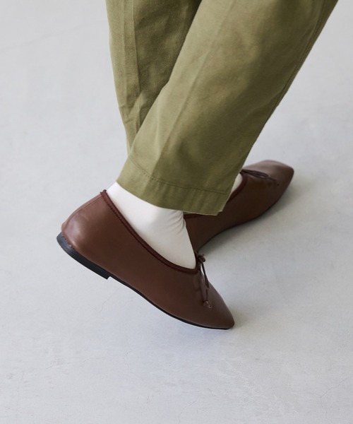 welleg（ウェレッグ）の「甲深 スクエアトゥ リボン バレエシューズ（バレエシューズ・レディース・アイボリー/ブラウン/ブラック・26.0cm/21.5cm/22.0cm/24.5cm/25.5cm/26.5cm/23.0cm/24.0cm/25.0cm/22.5cm/23.5cm）」の18枚目の写真