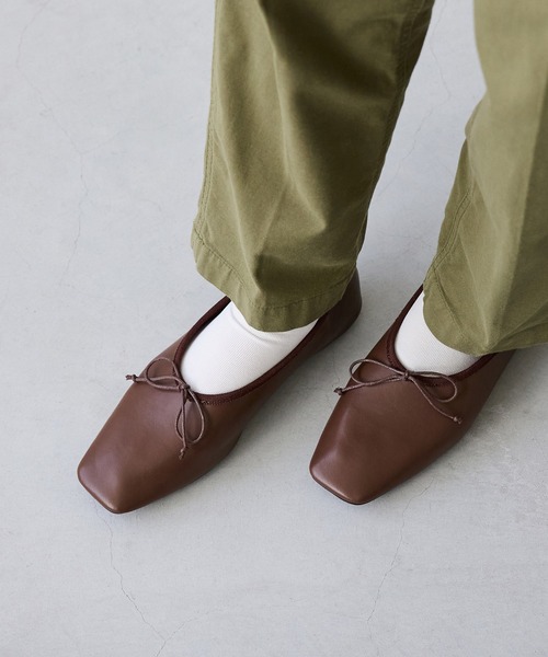 welleg（ウェレッグ）の「甲深 スクエアトゥ リボン バレエシューズ（バレエシューズ・レディース・アイボリー/ブラウン/ブラック・26.0cm/21.5cm/22.0cm/24.5cm/25.5cm/26.5cm/23.0cm/24.0cm/25.0cm/22.5cm/23.5cm）」の16枚目の写真