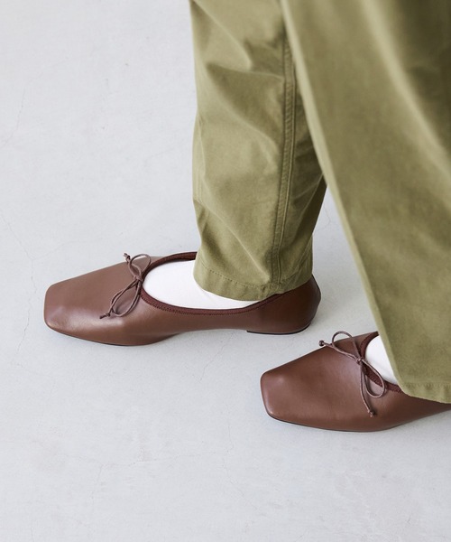 welleg（ウェレッグ）の「甲深 スクエアトゥ リボン バレエシューズ（バレエシューズ・レディース・アイボリー/ブラウン/ブラック・26.0cm/21.5cm/22.0cm/24.5cm/25.5cm/26.5cm/23.0cm/24.0cm/25.0cm/22.5cm/23.5cm）」の17枚目の写真