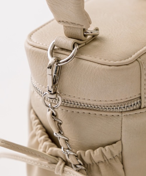 OLIVE des OLIVE（オリーブデオリーブ）の「ドロストバニティバッグ（ショルダーバッグ・レディース・ピンク/ブラック/アイボリー・FREE）」の4枚目の写真