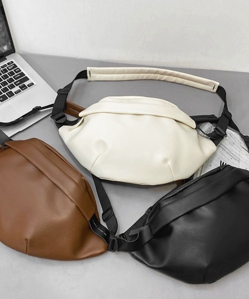 florist（フローリスト）の「【メンズ・レディース兼用】ヴィーガンレザーシンプルメッセンジャーバッグ/ショルダーバッグ（ボディバッグ/ウエストポーチ・レディース・ブラック/ブラウン/ホワイト・FREE）」の4枚目の写真