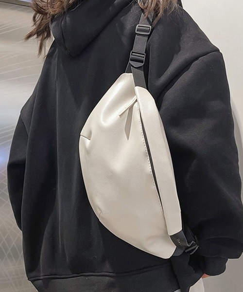 florist（フローリスト）の「【メンズ・レディース兼用】ヴィーガンレザーシンプルメッセンジャーバッグ/ショルダーバッグ（ボディバッグ/ウエストポーチ・レディース・ブラック/ブラウン/ホワイト・FREE）」の8枚目の写真