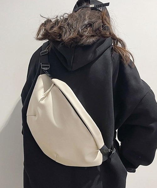 florist（フローリスト）の「【メンズ・レディース兼用】ヴィーガンレザーシンプルメッセンジャーバッグ/ショルダーバッグ（ボディバッグ/ウエストポーチ・レディース・ブラック/ブラウン/ホワイト・FREE）」の9枚目の写真