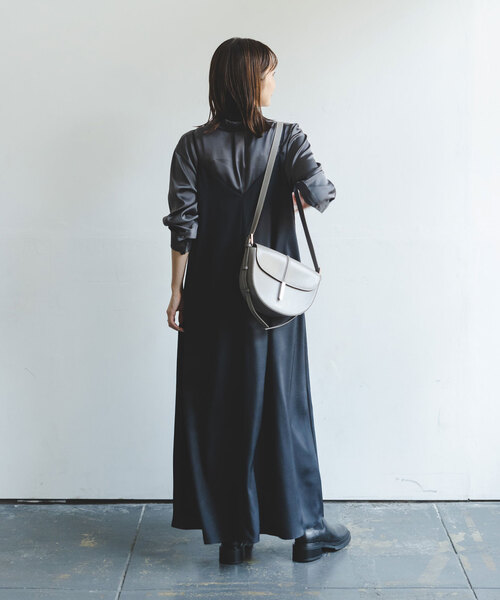 Noble（ノーブル）の「ナチュラルグロスサテンシャツ（シャツ/ブラウス・レディース・チャコールグレー/ホワイト・FREE）」の5枚目の写真