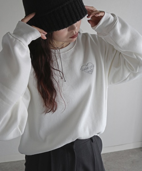 COURO(コウロ)の「メタリック刺繍クロップドスウェット(スウェット・レディース・ホワイト/チャコールグレー/ホワイト系/アイボリー系/グレー/ネイビー/オートミール/ブラック系/チャコール/ネイビー系/グレー系/ブラック・FREE)」の1枚目の写真