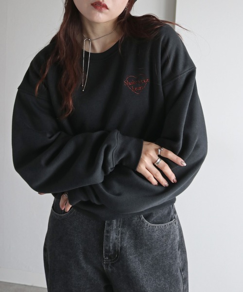 COURO(コウロ)の「メタリック刺繍クロップドスウェット(スウェット・レディース・ホワイト/チャコールグレー/ホワイト系/アイボリー系/グレー/ネイビー/オートミール/ブラック系/チャコール/ネイビー系/グレー系/ブラック・FREE)」の5枚目の写真