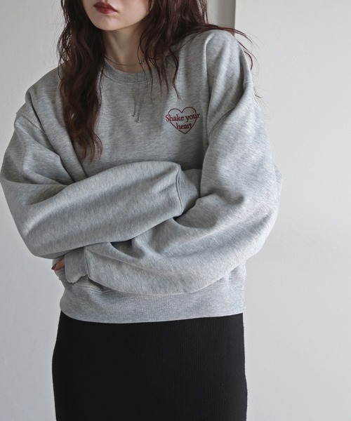 COURO(コウロ)の「メタリック刺繍クロップドスウェット(スウェット・レディース・ホワイト/チャコールグレー/ホワイト系/アイボリー系/グレー/ネイビー/オートミール/ブラック系/チャコール/ネイビー系/グレー系/ブラック・FREE)」の2枚目の写真