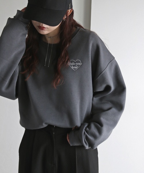 COURO(コウロ)の「メタリック刺繍クロップドスウェット(スウェット・レディース・ホワイト/チャコールグレー/ホワイト系/アイボリー系/グレー/ネイビー/オートミール/ブラック系/チャコール/ネイビー系/グレー系/ブラック・FREE)」の8枚目の写真