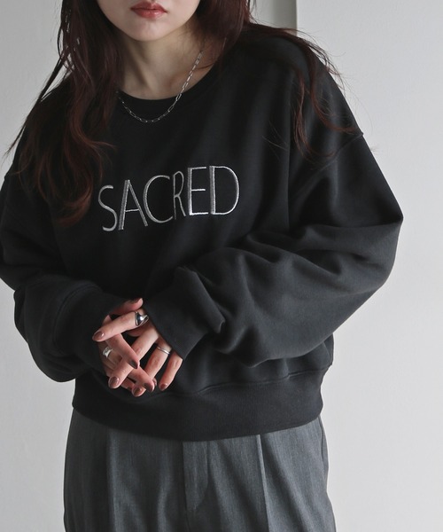 COURO(コウロ)の「メタリック刺繍クロップドスウェット(スウェット・レディース・ホワイト/チャコールグレー/ホワイト系/アイボリー系/グレー/ネイビー/オートミール/ブラック系/チャコール/ネイビー系/グレー系/ブラック・FREE)」の4枚目の写真
