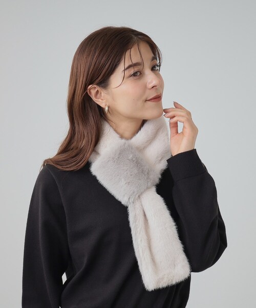 SHOO・LA・RUE(シューラルー)の「◆リバーシブルループ差し込みファーマフラー(ストール/ショール・レディース・ライトグレー系4/ブラウン系その他6/アイボリー系4・00)」の4枚目の写真