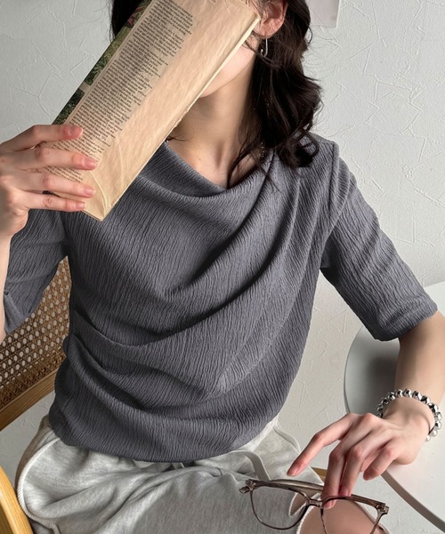 classicalelf(クラシカルエルフ)の「女性らしさ格上げ。ハーフスリーブアシメドレープカットソー(Tシャツ/カットソー・レディース・アイボリー/グレイッシュベージュ/チャコール/ブラック・X-LARGE/LARGE/MEDIUM/SMALL)」の3枚目の写真