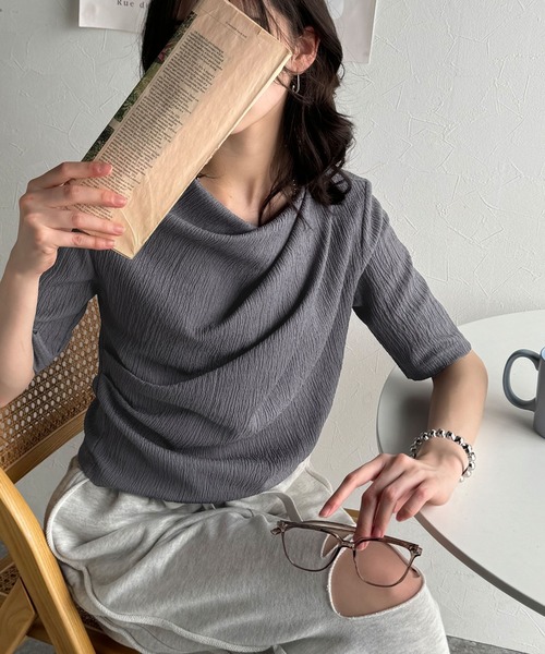classicalelf(クラシカルエルフ)の「女性らしさ格上げ。ハーフスリーブアシメドレープカットソー(Tシャツ/カットソー・レディース・アイボリー/グレイッシュベージュ/チャコール/ブラック・X-LARGE/LARGE/MEDIUM/SMALL)」の8枚目の写真