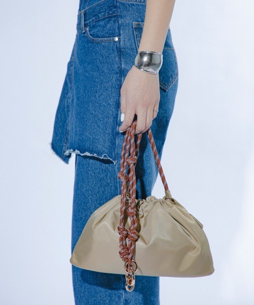 LE VERNIS（ル・ベルニ）の「LE VERNIS(ル・ベルニ)Paracord wide mini bag (Nylon)（ショルダーバッグ・レディース・ブラウン/ネイビー/ベージュ/ブラック・FREE）」の4枚目の写真