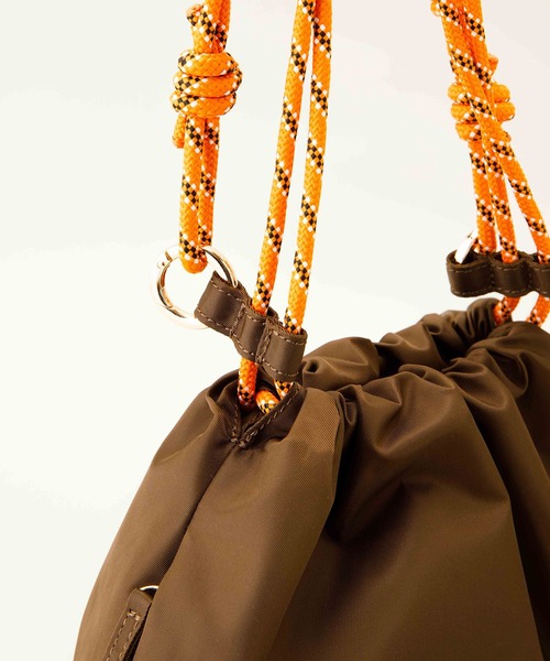 LE VERNIS（ル・ベルニ）の「LE VERNIS(ル・ベルニ)Paracord wide mini bag (Nylon)（ショルダーバッグ・レディース・ブラウン/ネイビー/ベージュ/ブラック・FREE）」の22枚目の写真