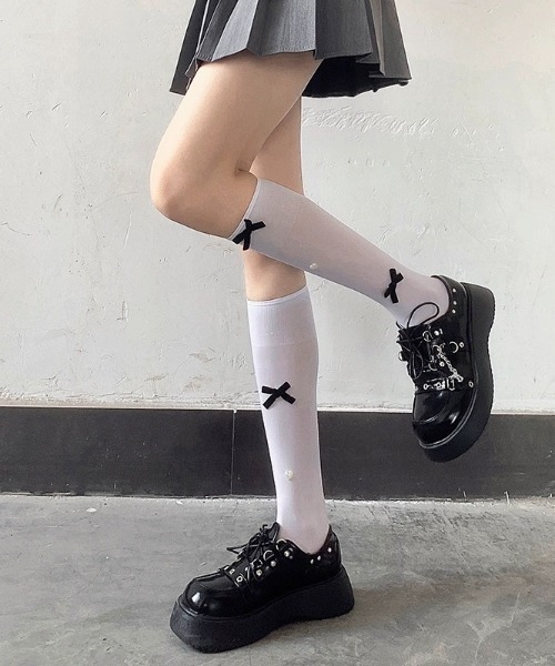 推し活さぽちゃん(オシカツサポチャン)の「ハートバックル リベットレースアップチェーン厚底シューズ(ブーツ・レディース・ブラック系/ホワイト/ブラック・M/L)」の6枚目の写真
