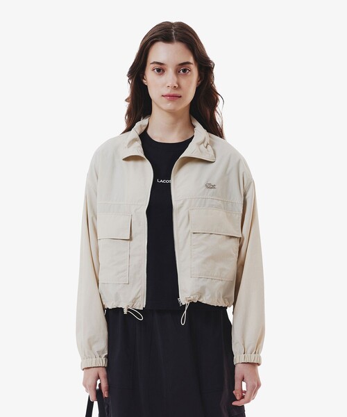 LACOSTE(ラコステ)の「撥水 ショート&ワイドシルエット スタンドカラーナイロンブルゾン(ナイロンジャケット・レディース・ライトグレー/オフホワイト・40/38/36/34)」の2枚目の写真