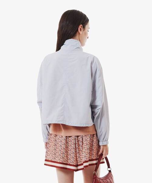 LACOSTE(ラコステ)の「撥水 ショート&ワイドシルエット スタンドカラーナイロンブルゾン(ナイロンジャケット・レディース・ライトグレー/オフホワイト・40/38/36/34)」の3枚目の写真