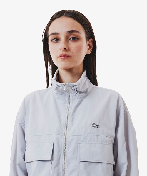 LACOSTE(ラコステ)の「撥水 ショート&ワイドシルエット スタンドカラーナイロンブルゾン(ナイロンジャケット・レディース・ライトグレー/オフホワイト・40/38/36/34)」の4枚目の写真
