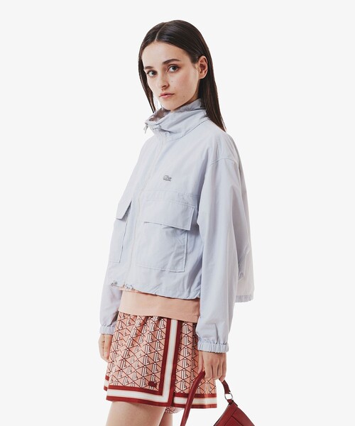 LACOSTE(ラコステ)の「撥水 ショート&ワイドシルエット スタンドカラーナイロンブルゾン(ナイロンジャケット・レディース・ライトグレー/オフホワイト・40/38/36/34)」の5枚目の写真