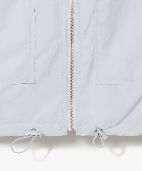 LACOSTE(ラコステ)の「撥水 ショート&ワイドシルエット スタンドカラーナイロンブルゾン(ナイロンジャケット・レディース・ライトグレー/オフホワイト・40/38/36/34)」の11枚目の写真